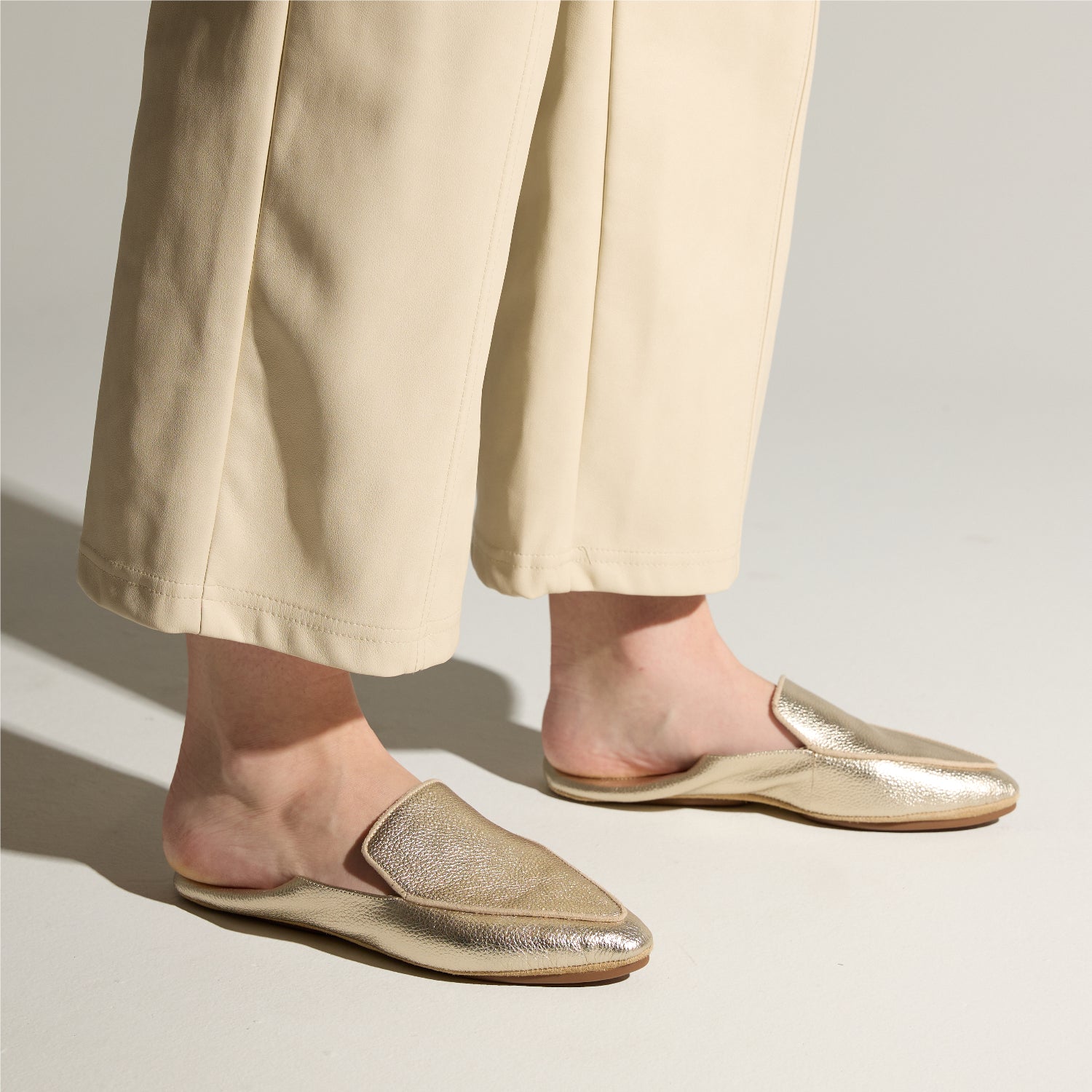 VIVINA IN GOLD METALLIC LEATHER