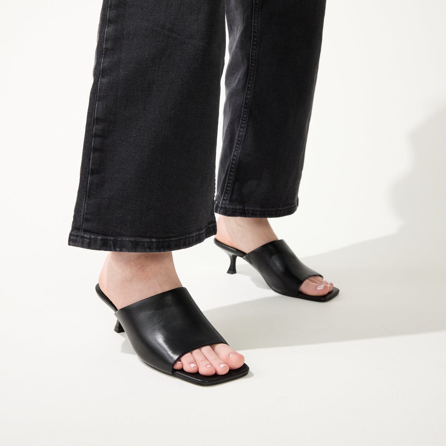 WREN IN BLACK LEATHER - Yosi Samra -