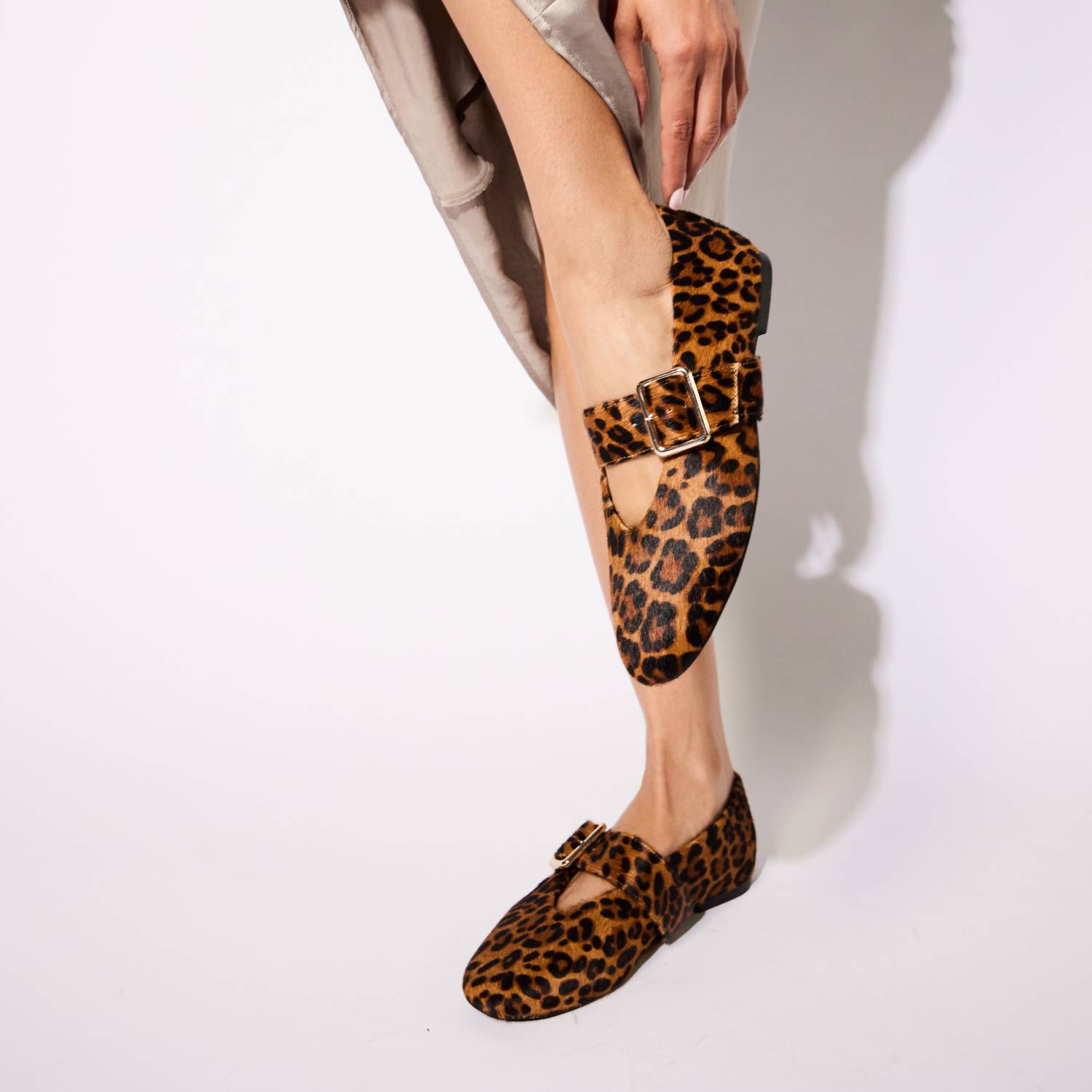 DANVERS-FLAT-LEOPARD-CALF-HAIR-LIFESTYLE-2.jpg