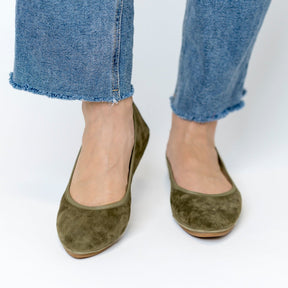 Vienna Pointed Toe Foldable Ballet Flat in Mud Suede